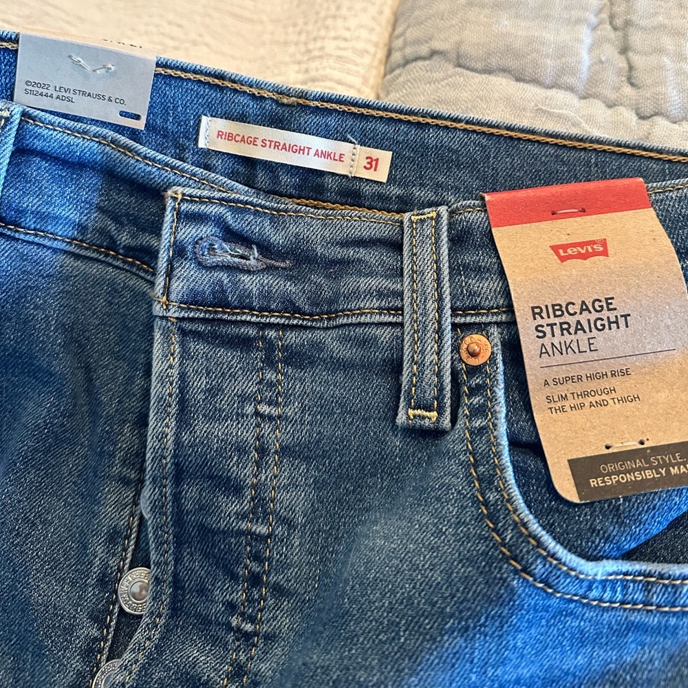 Never worn pair of straight angle high rise Levi jeans. Size 31